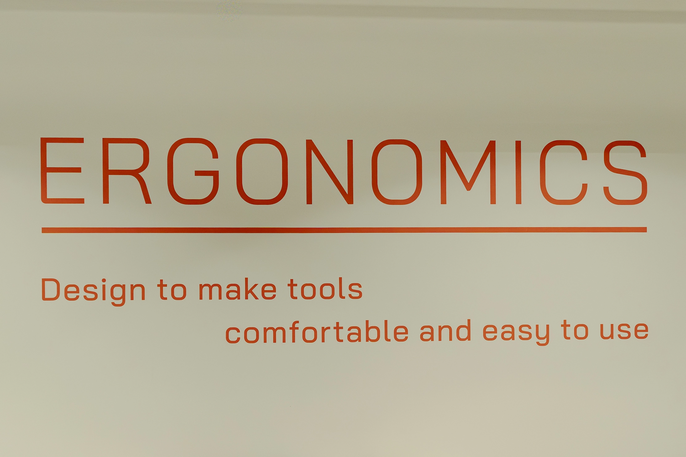 2階、エルゴノミクスラボのサイン。コピーにITOKIの思想がにじむ。