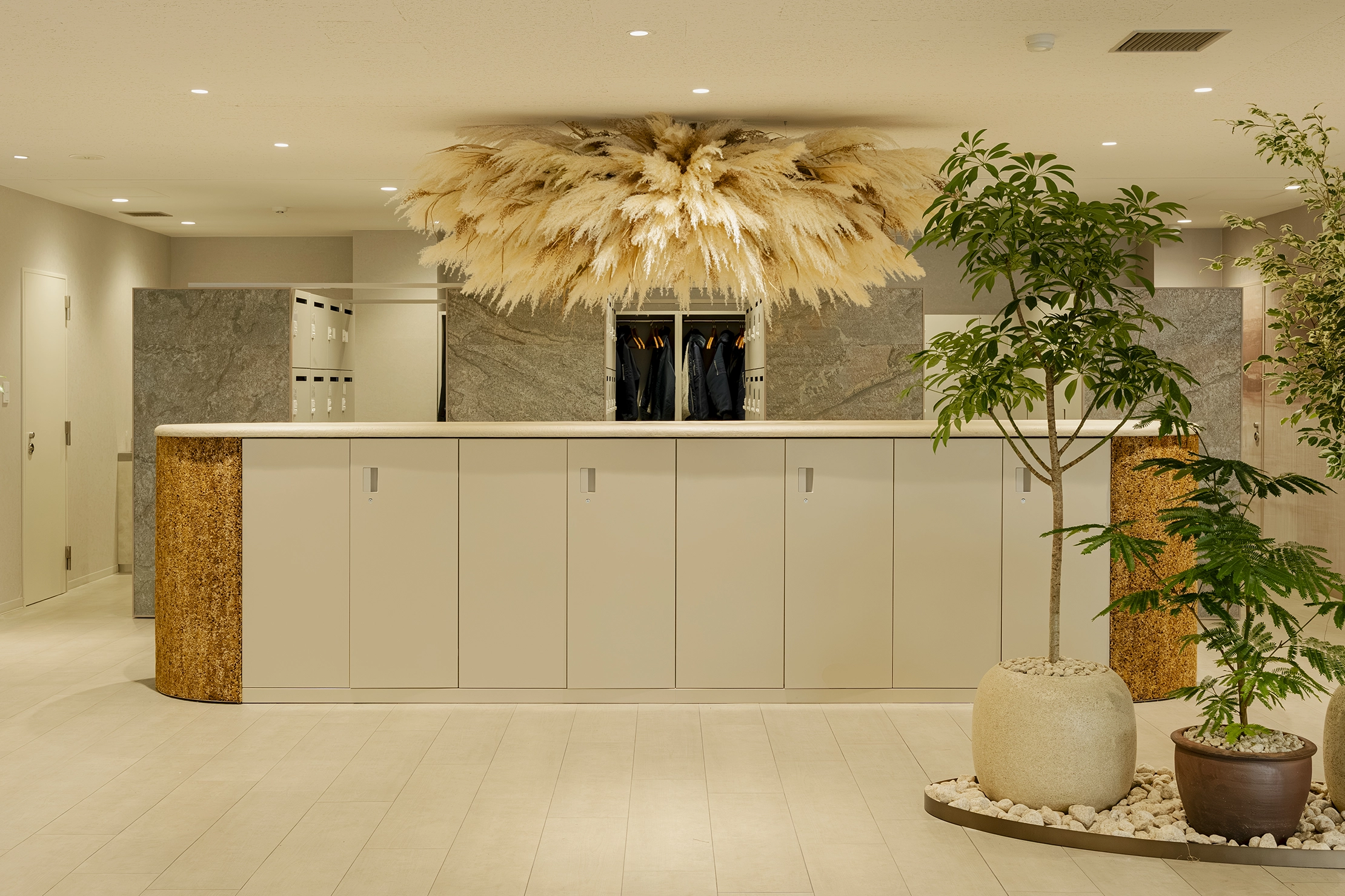 3階執務室に施された、葦のドライフラワー。カウンターの両サイドには、花崗岩由来の砂を混ぜたコンクリート材が使用されている。