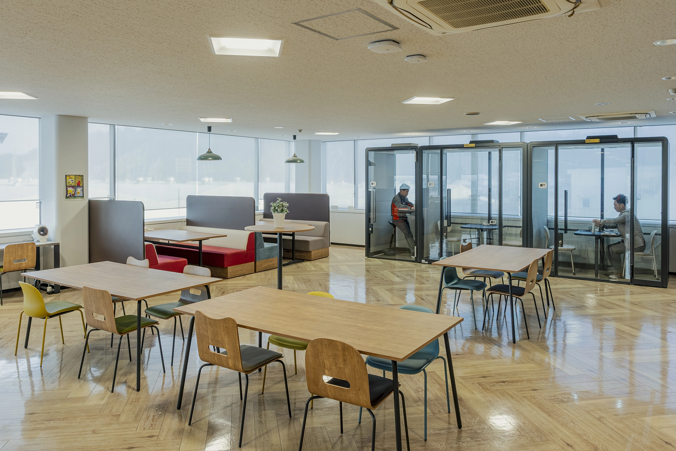 4階の食堂。窓際には、オンライン会議もしやすい個室ブースも設置されている