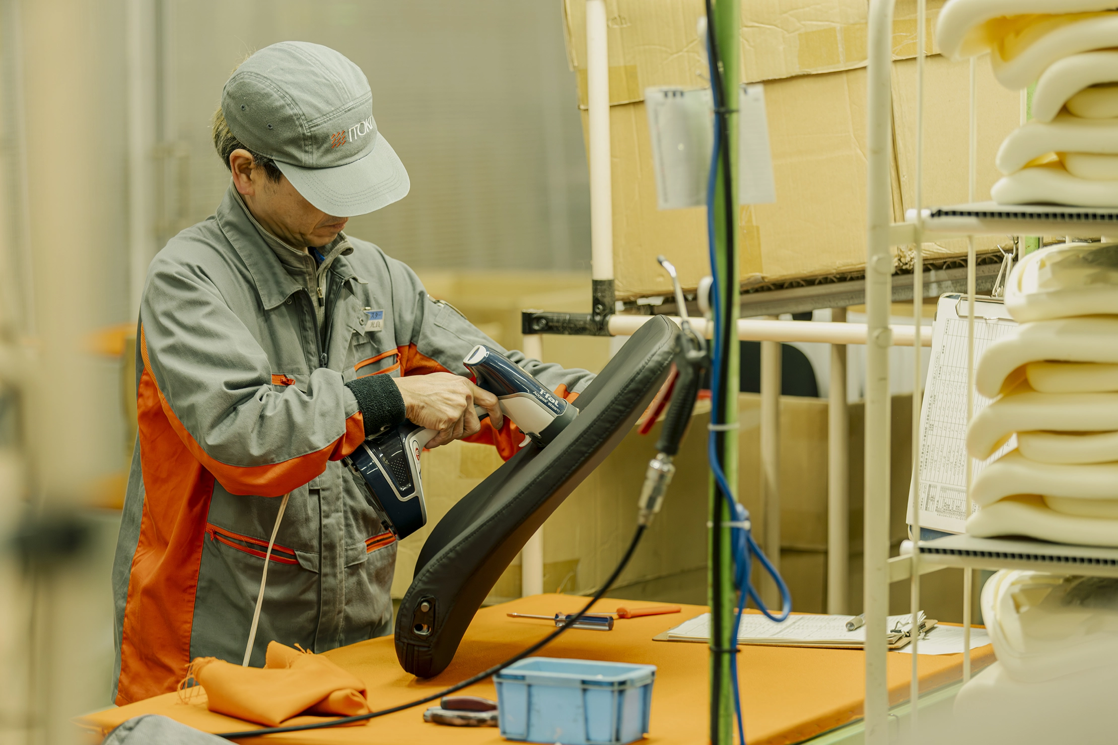 工場での生産の様子。担当部署を作り、工場見学も積極的に行っている。