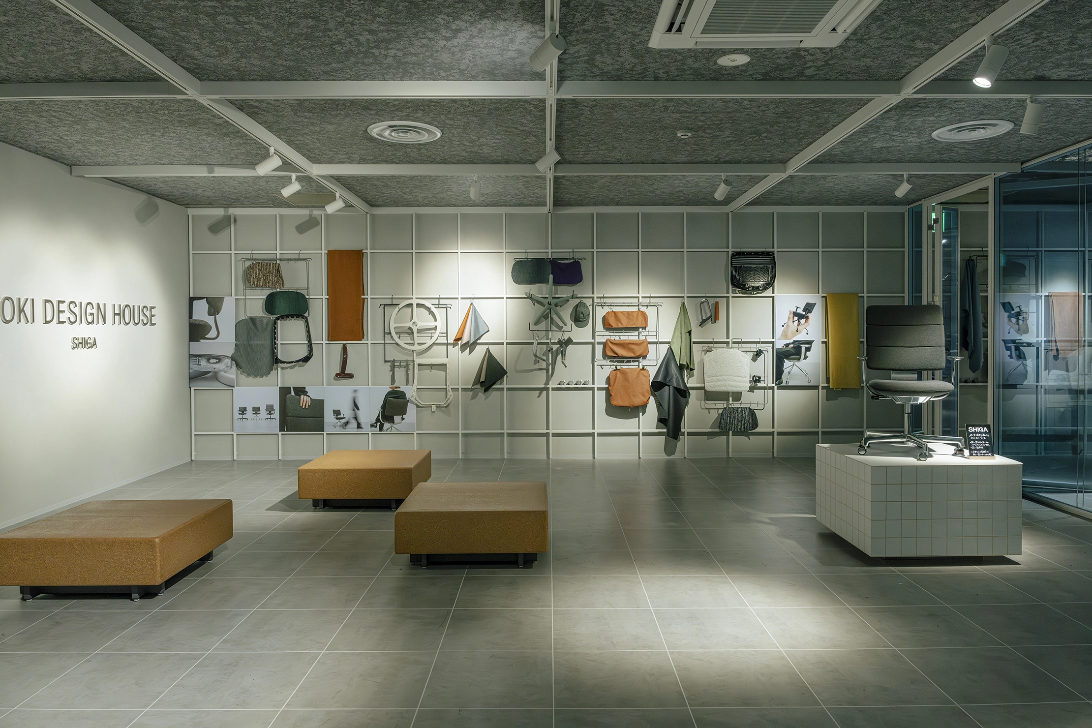 1階のエントランス。グリッドを基調に設計され、壁面の什器はディスプレイにも柔軟に対応する。