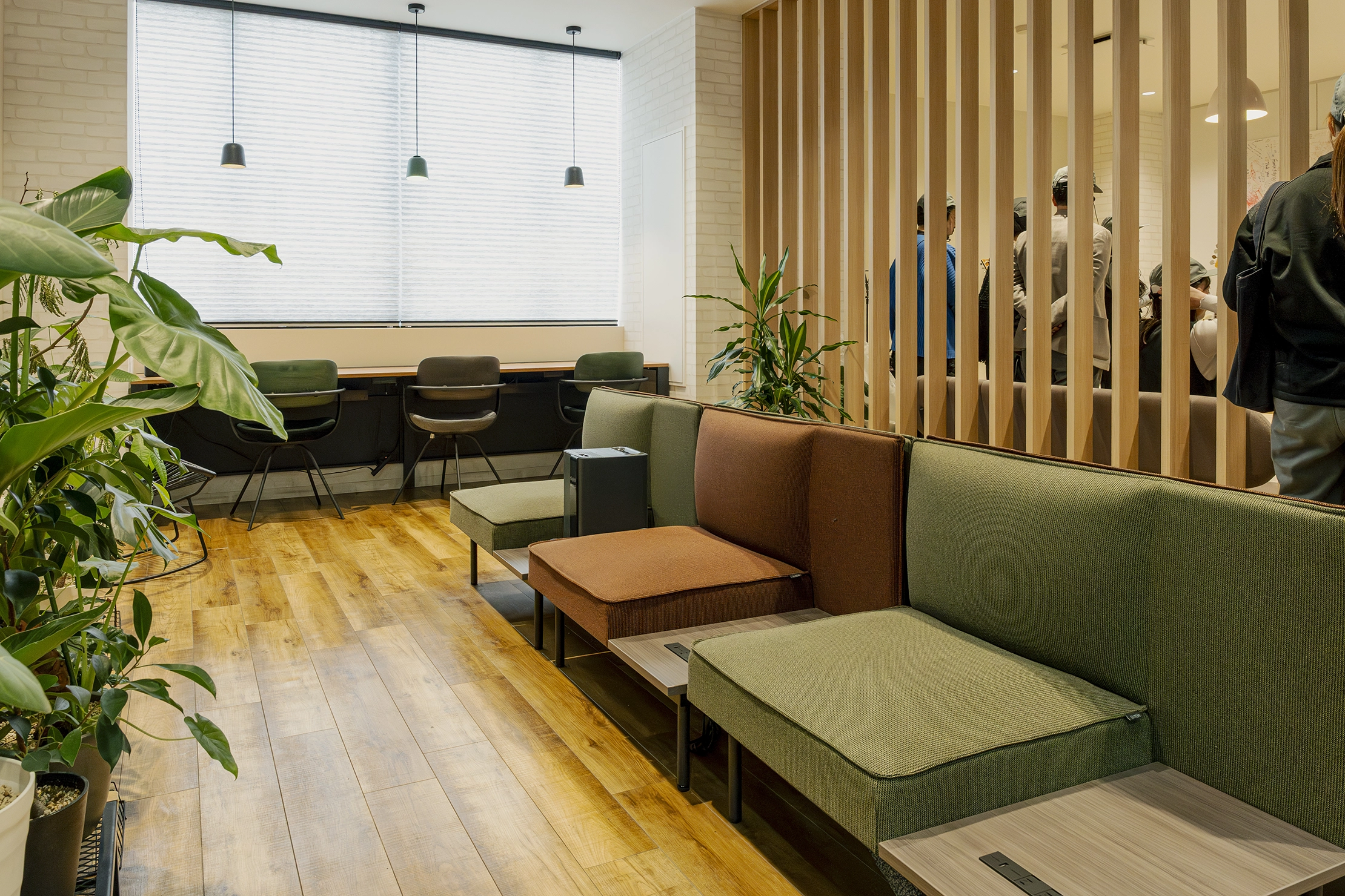 工場内の休憩室には、ソファや仮眠ができるスペースも完備。