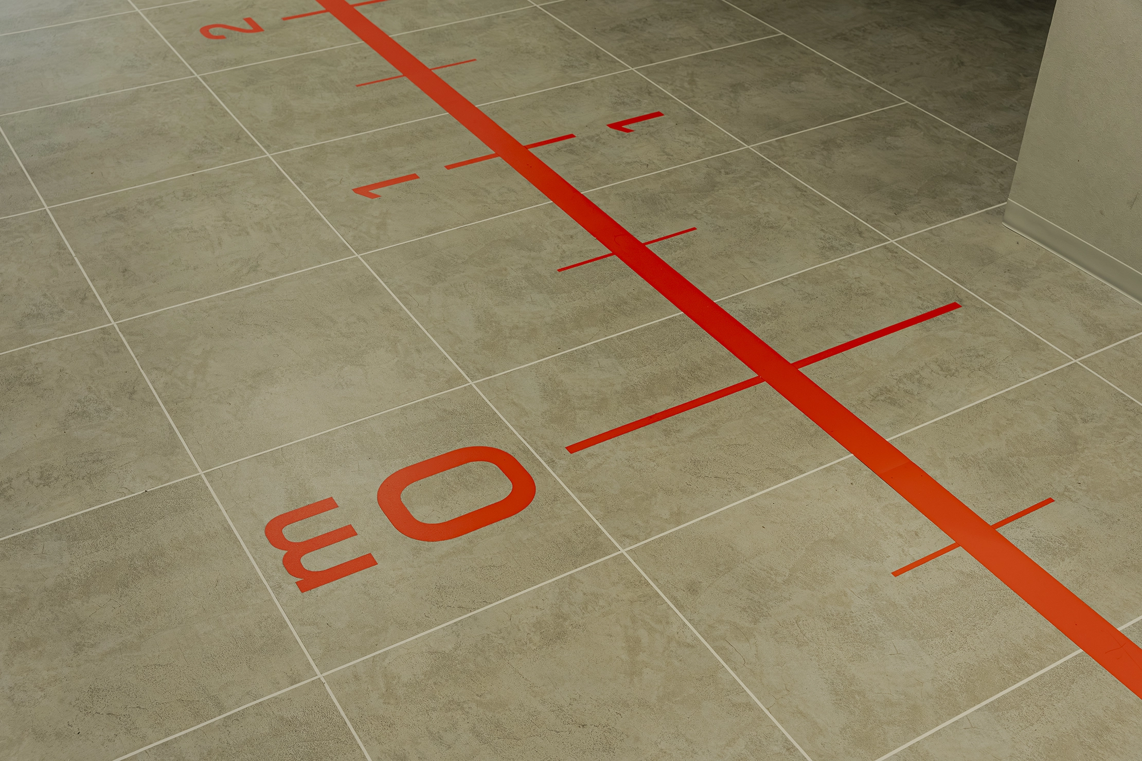 2階フロアの床。設計の基本であるスケールを意識するための壁面装飾も