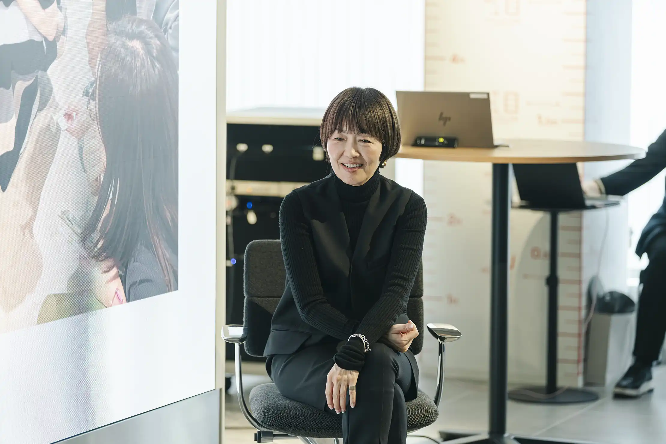 SHIGAについて説明をする柴田さん。2026年1月にITOKI DESIGN HOUSE SHIGAで記者会見が行われた。